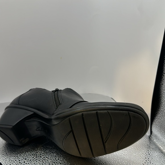 Clark shoes in excellent used condition. Size 8 1/2 the heel is 1 1/2 inches, - Picture 7 of 7